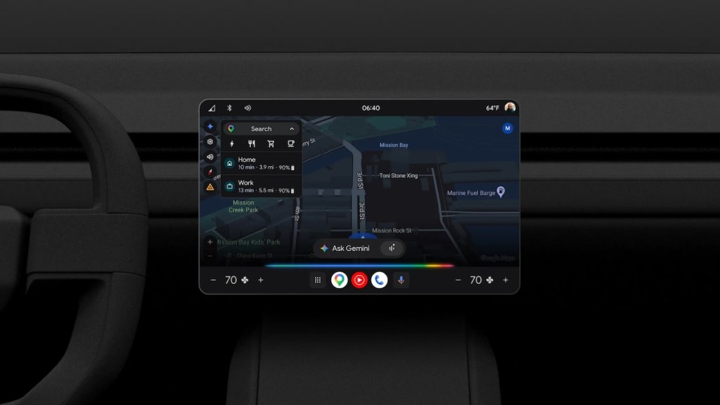 汽车显示屏上呈现Google Maps及Gemini语音助手界面